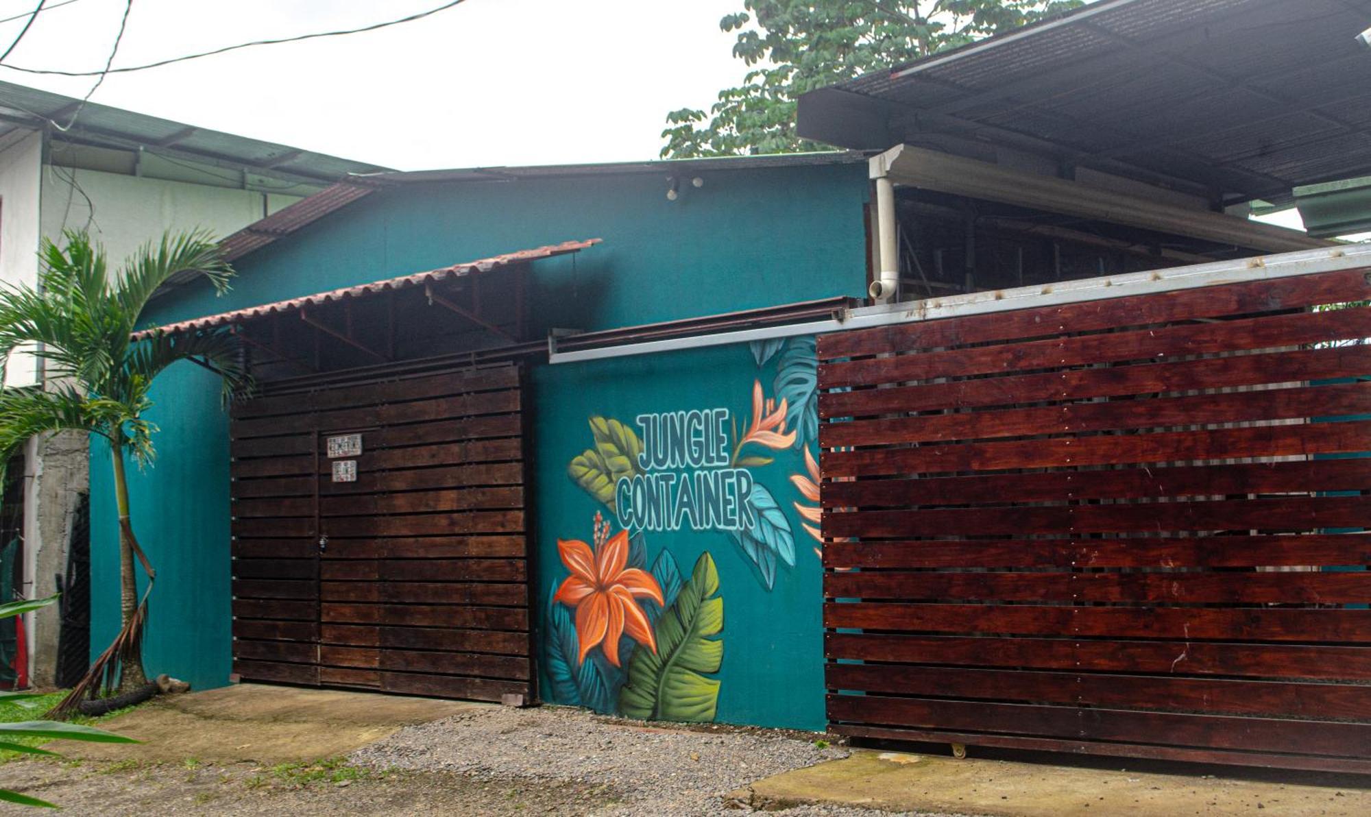 The Jungle Container Bed & Breakfast Quepos Exterior foto